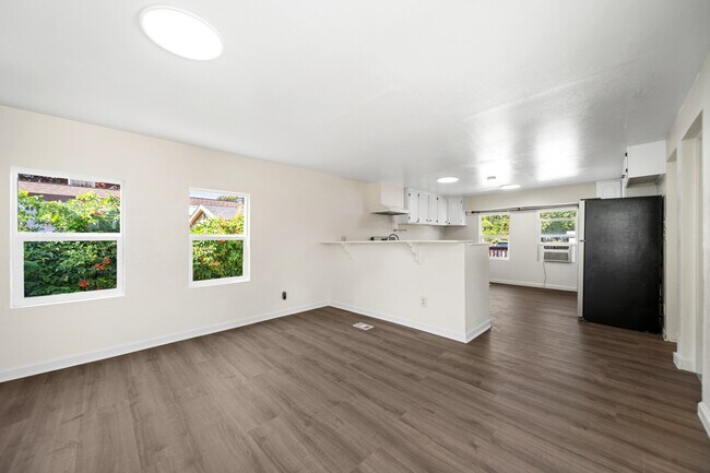 Building Photo - 562 Eastwood Dr