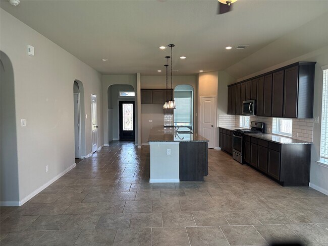 Foto del edificio - 7331 Saddle Tree Dr
