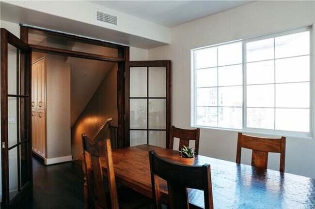 Building Photo - Beautiful 3 Bedroom 3.5 Bath Condo in San ...
