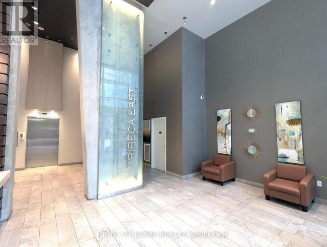 Building Photo - 40-2440 Nepean St