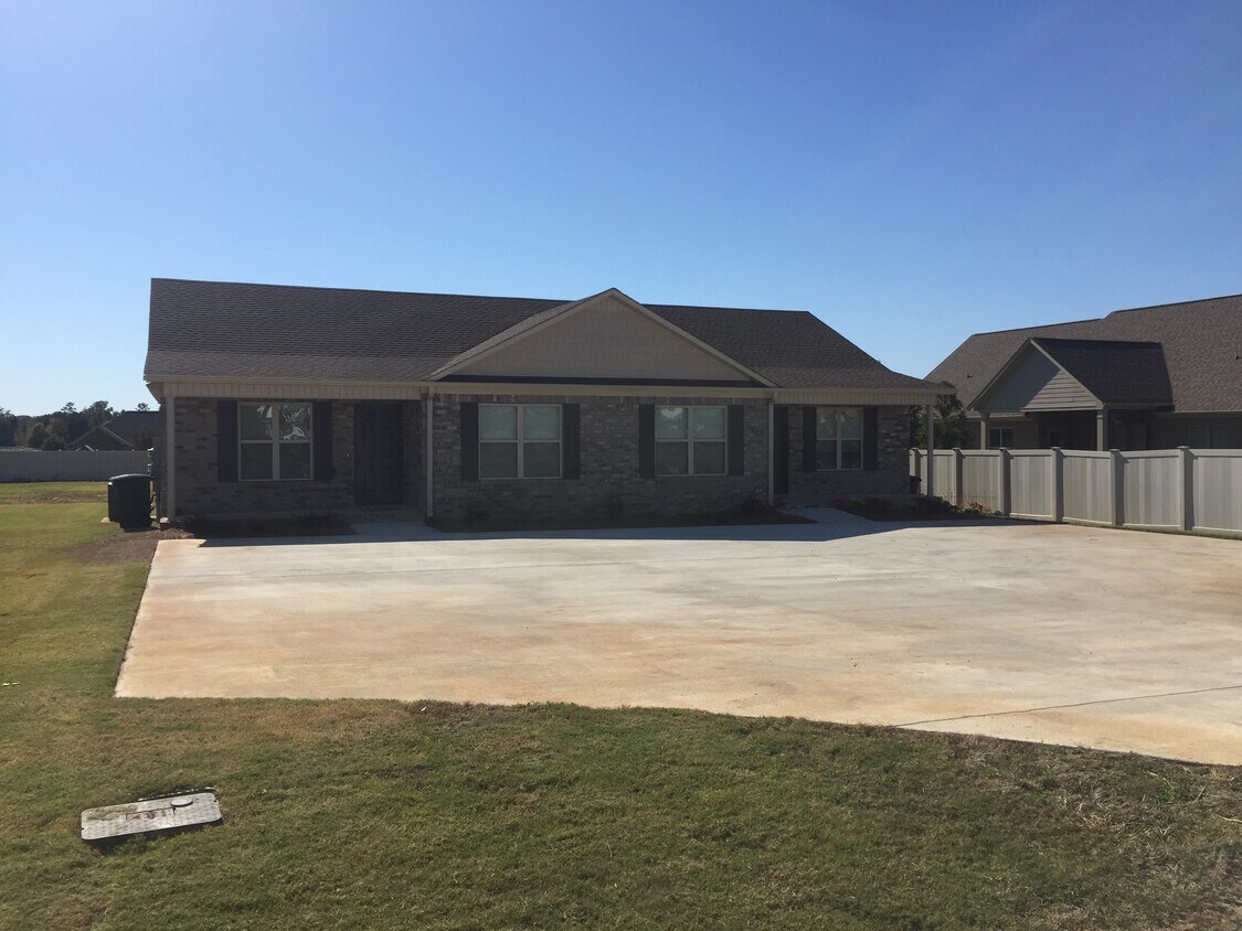 26072 Capshaw, Athens, AL 35613 Townhouse for Rent in Athens, AL