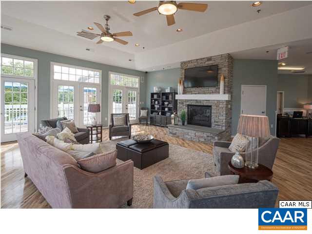 Foto del edificio - 200 Lake Club Ct