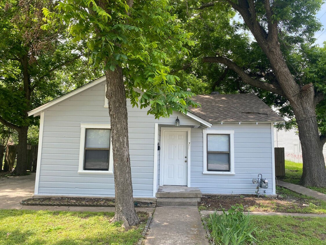 Primary Photo - 3 BEDROOM NEAR SCOTT & WHITE