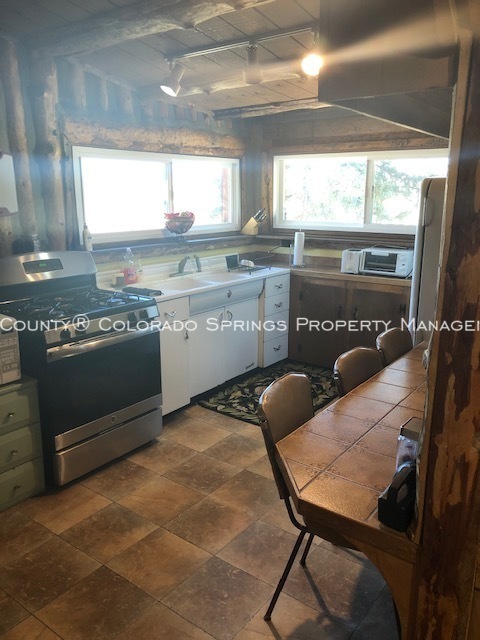 Building Photo - Cabin on 43 Acres in Lake George