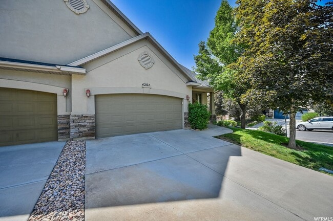 Building Photo - Large 4 bedroom end unit with fully fenced yard is a must see!!