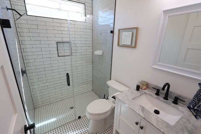 Foto del edificio - Newly Built Duplex!