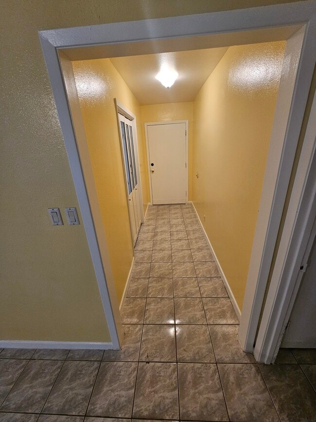 Entrance Hallway - 618 Land O Lakes Dr