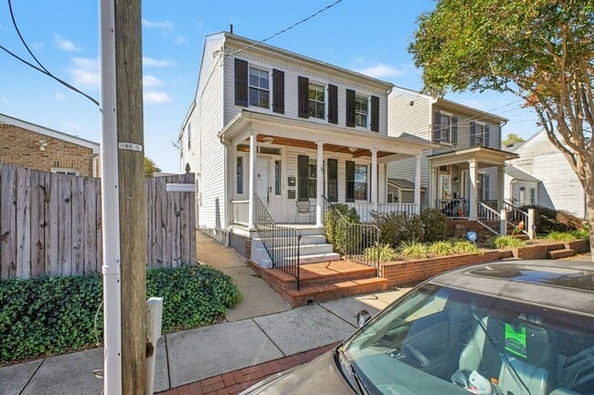 Building Photo - Charming 3-bedroom 2 bathrooms in Downtown...