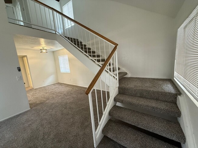 Building Photo - Victorville-3 Bedroom2 Bathrooms,2 Story Home, New Paint, New Carpet,