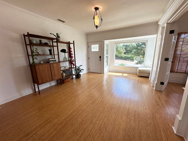 Foto del edificio - 3 Bdrm/2 Bath Mid-Century Home in Golden H...