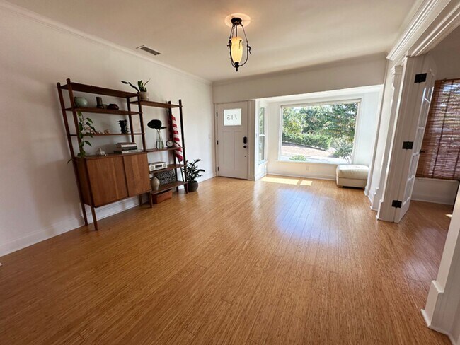 Foto del edificio - 3 Bdrm/2 Bath Mid-Century Home in Golden Hills Neighborhood of Fullerton
