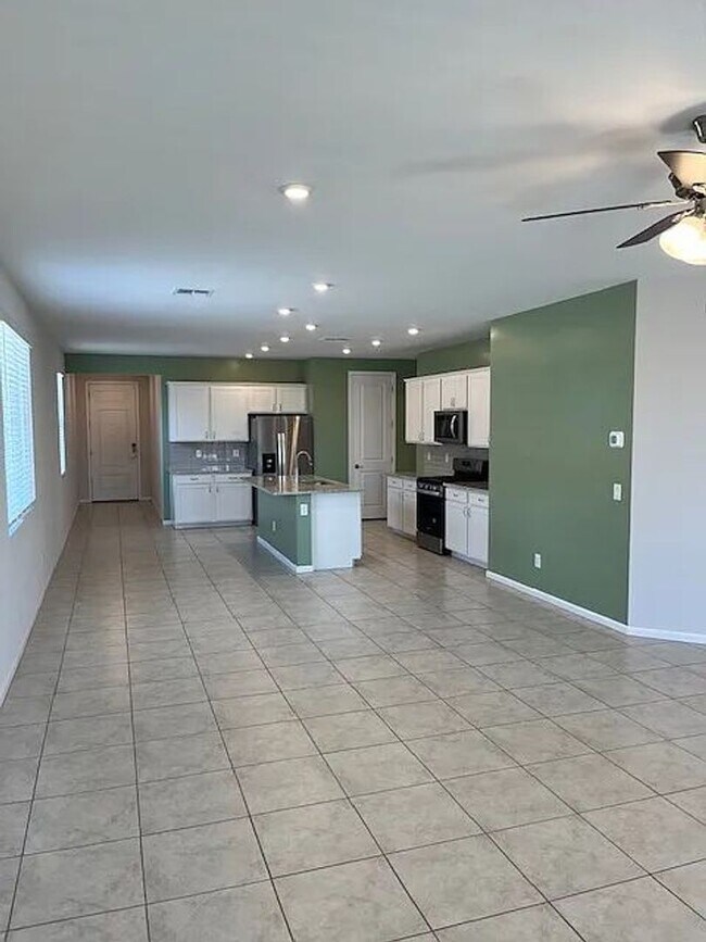 Building Photo - 35185 W Vera Cruz Dr