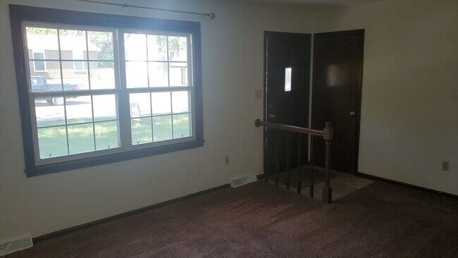 Foto del edificio - 4 bd, 2.5 house, E Columbia, fenced, finis...