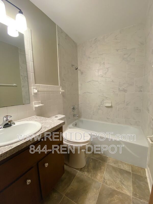 Building Photo - 2806 Ridgewood Dr.