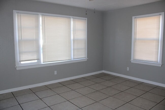 Building Photo - 3 or 4 bedrooms! Your Choice!