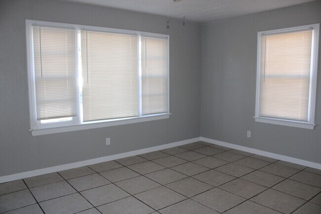 Foto del edificio - 3 or 4 bedrooms! Your Choice!