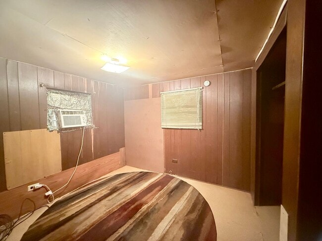 Building Photo - Cozy 2-Bedroom Home - Spacious Backyard