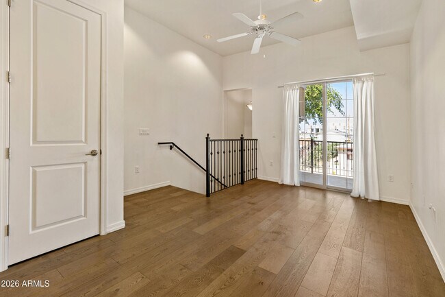 Foto del edificio - 421 W 6th St