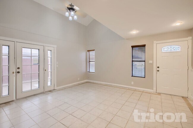 Foto del edificio - 2455 E Broadway Rd