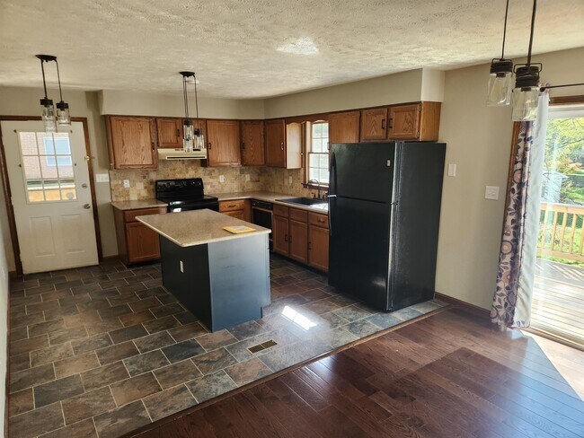 Building Photo - 1003 Goodview Dr