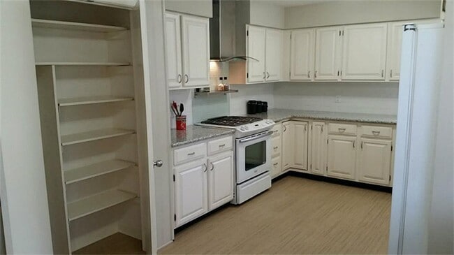 Building Photo - 2639 Wroxton Rd