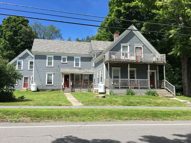 Excelente Curb Appeal - 51 Maple St