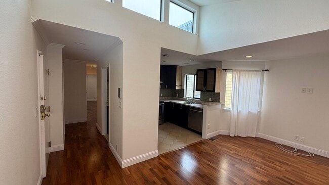 Foto del edificio - EPIC REA: Charming 2Bed/1Bath Condo w/ Parking