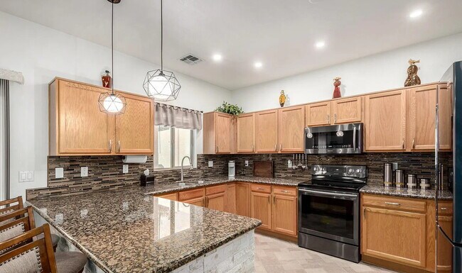 Building Photo - Stunning 4-Bedroom Townhome in Gated Community with Pool & Private Backyard!
