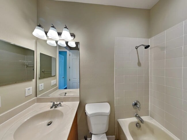 Foto del edificio - 20352 Chestnut Grove Dr