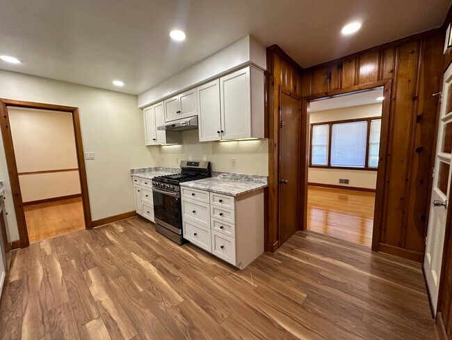 Foto del edificio - Spacious brick house in Lynchburg!