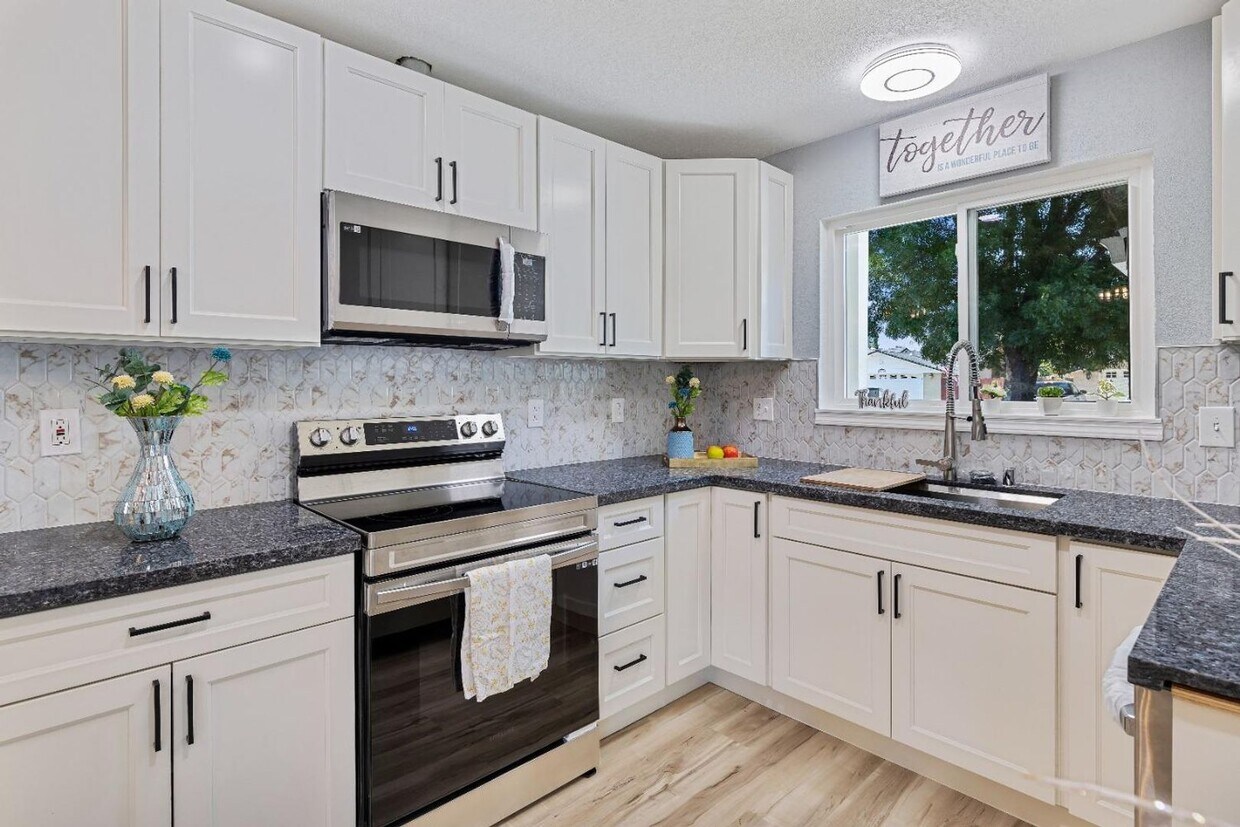 Foto principal - Stunning 1 Story Home Professionally Remod...