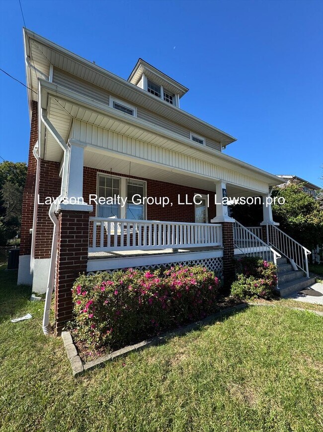 Foto del edificio - Updated Four Bedroom Home Close to Downtown Roanoke!