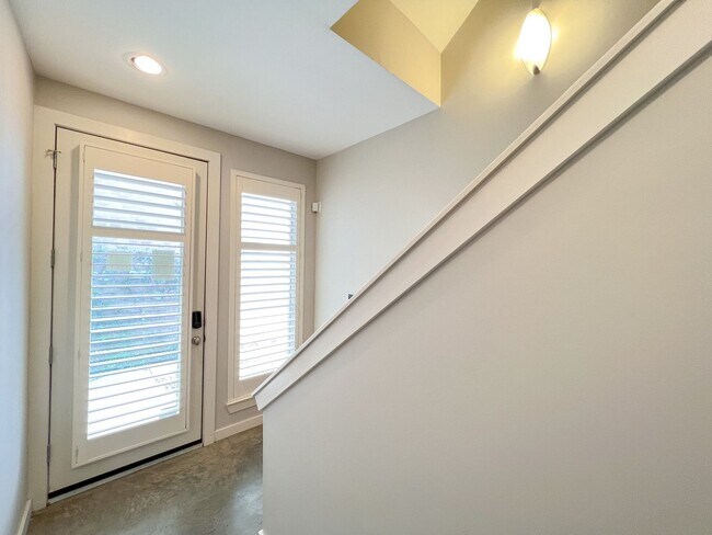 Building Photo - 1205 Kinney Ave