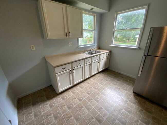 Building Photo - 607 N Sherman St