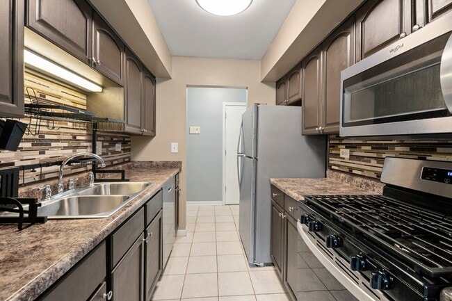 Building Photo - 2214 Country Club Dr