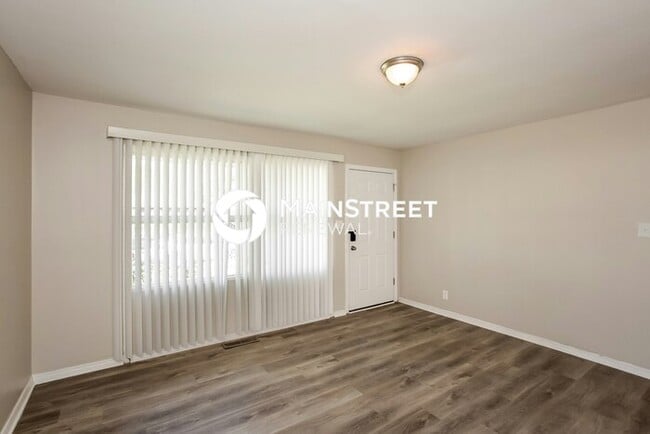 Foto del edificio - 3 Bedroom Pet-Friendly Home in Indianapolis, IN with Main Street Renewal