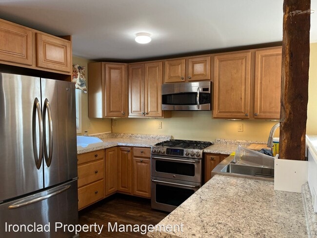 Building Photo - 3 br, 2.5 bath House - 267 Main St