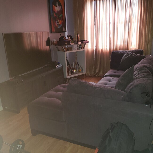Foto del edificio - 893 Myrtle Ave