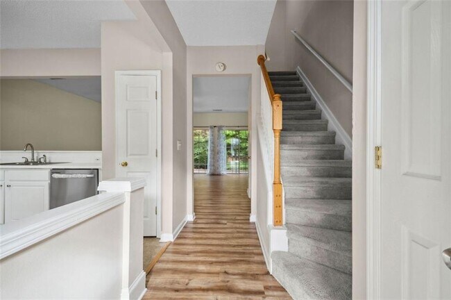 Building Photo - 14 Highoak Dr