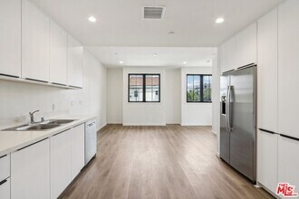 Building Photo - 951 S Wilton Pl