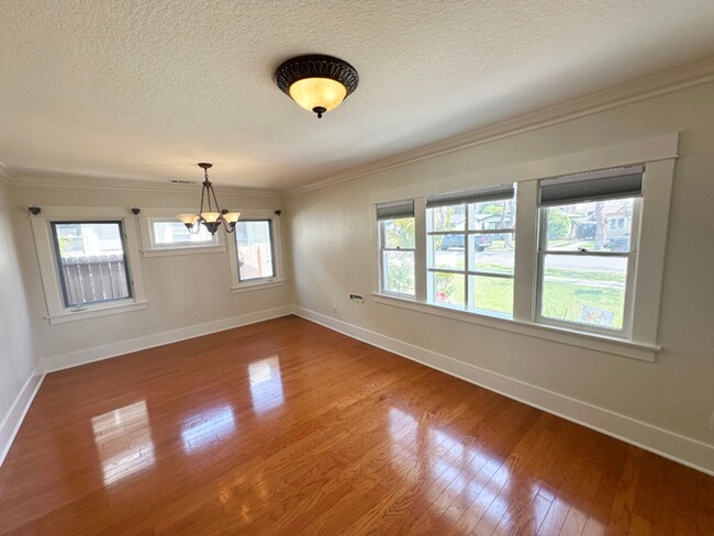 Foto del edificio - 3 Bdrm/1.5 Bath Craftsman Home in Downtown...