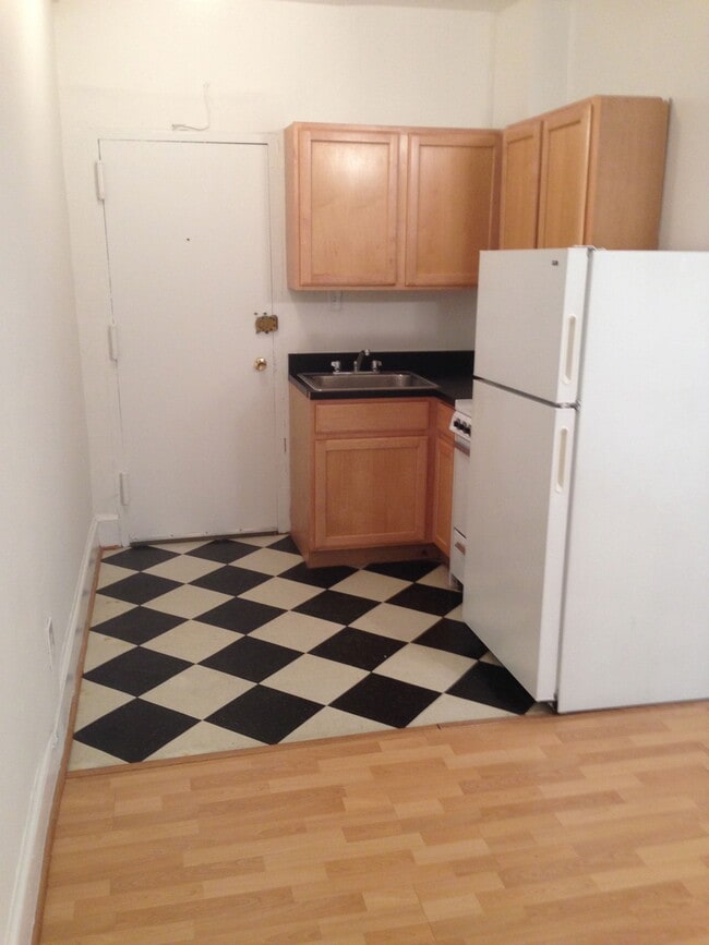 412 #1 kitchen (vacant) - McTory