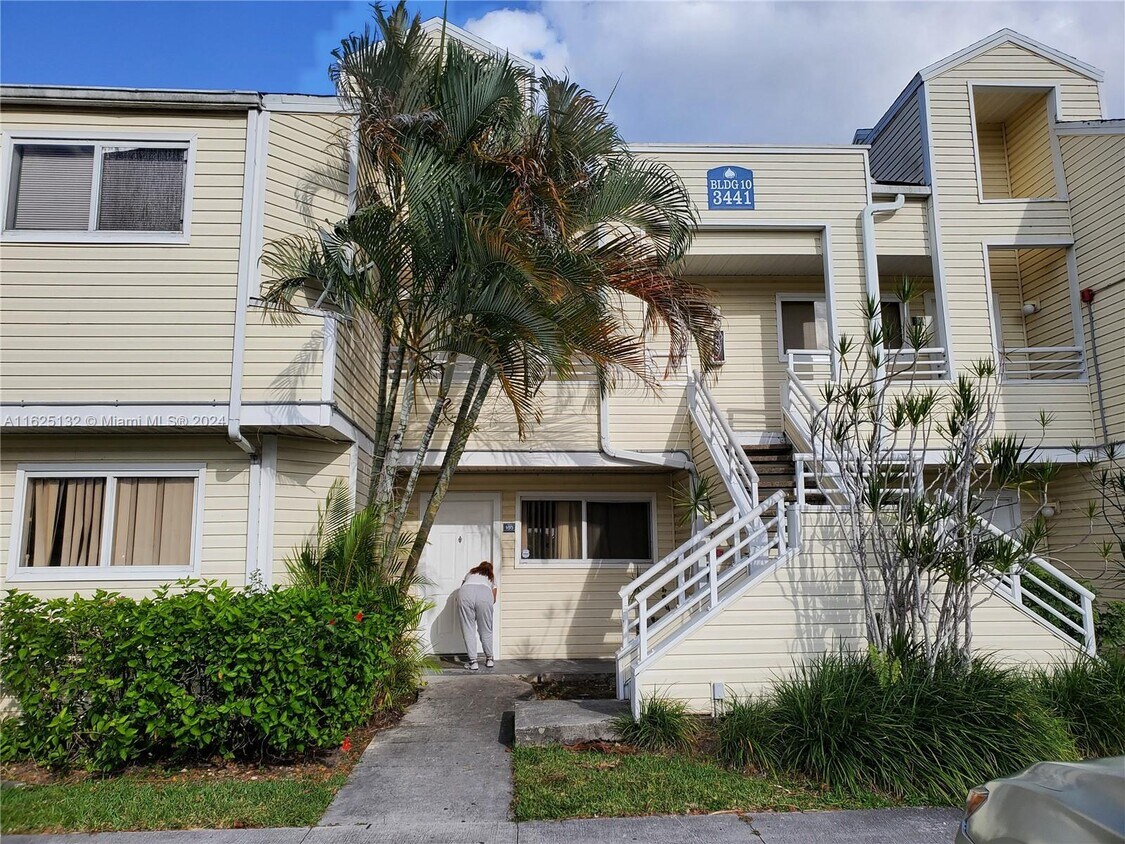 3441 NW 44th St Unit 103, Lauderdale Lakes, FL 33309 Condo for Rent