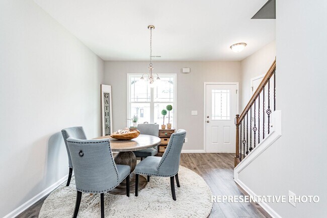 Foto del edificio - 3 Bedroom Triplex in Smithfield!
