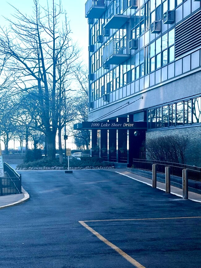 Building Photo - 129 E Bellevue Pl