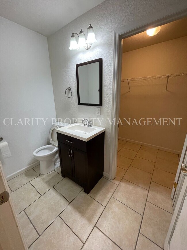 Building Photo - One bedroom duplex in Charleston!