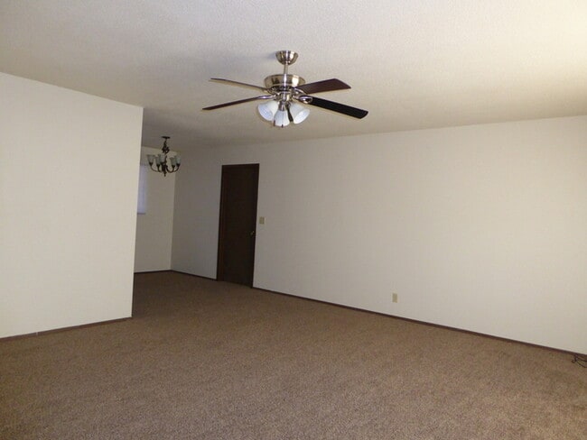 Building Photo - 2 Bedroom Duplex Between East Glenn And Se...