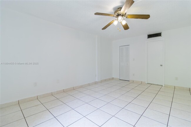 Building Photo - 14611 N Kendall Dr