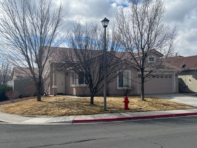 Building Photo - Corner Lot 3 Bedroom 2 Bath Double Diamond Home