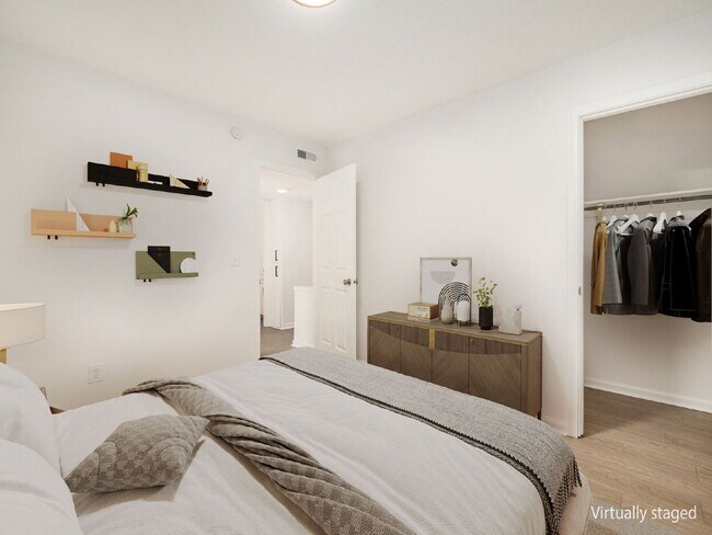Foto del edificio - Half Month FREE — Updated 2BR w/ In-Unit Laundry, Central A/C + 2 Parking Spots | Touring starts ...